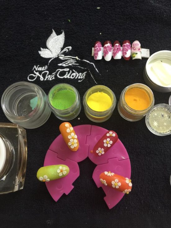 học viên thực hành đắp hoa nổi