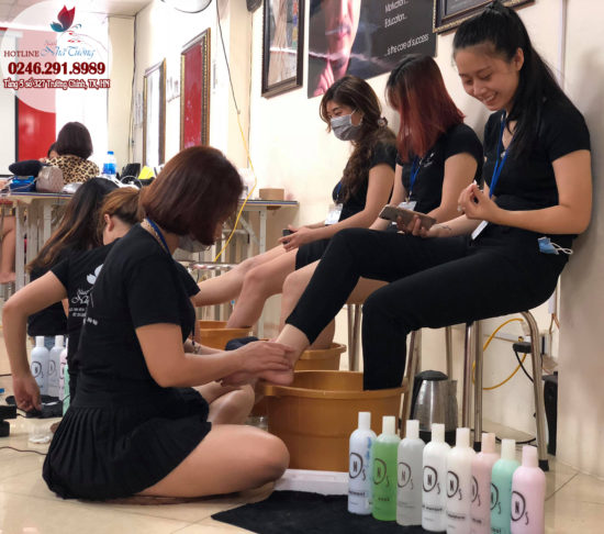 Lớp học massage chân và hướng dẫn chà gót chân Lớp học massage chân và hướng dẫn chà gót chân