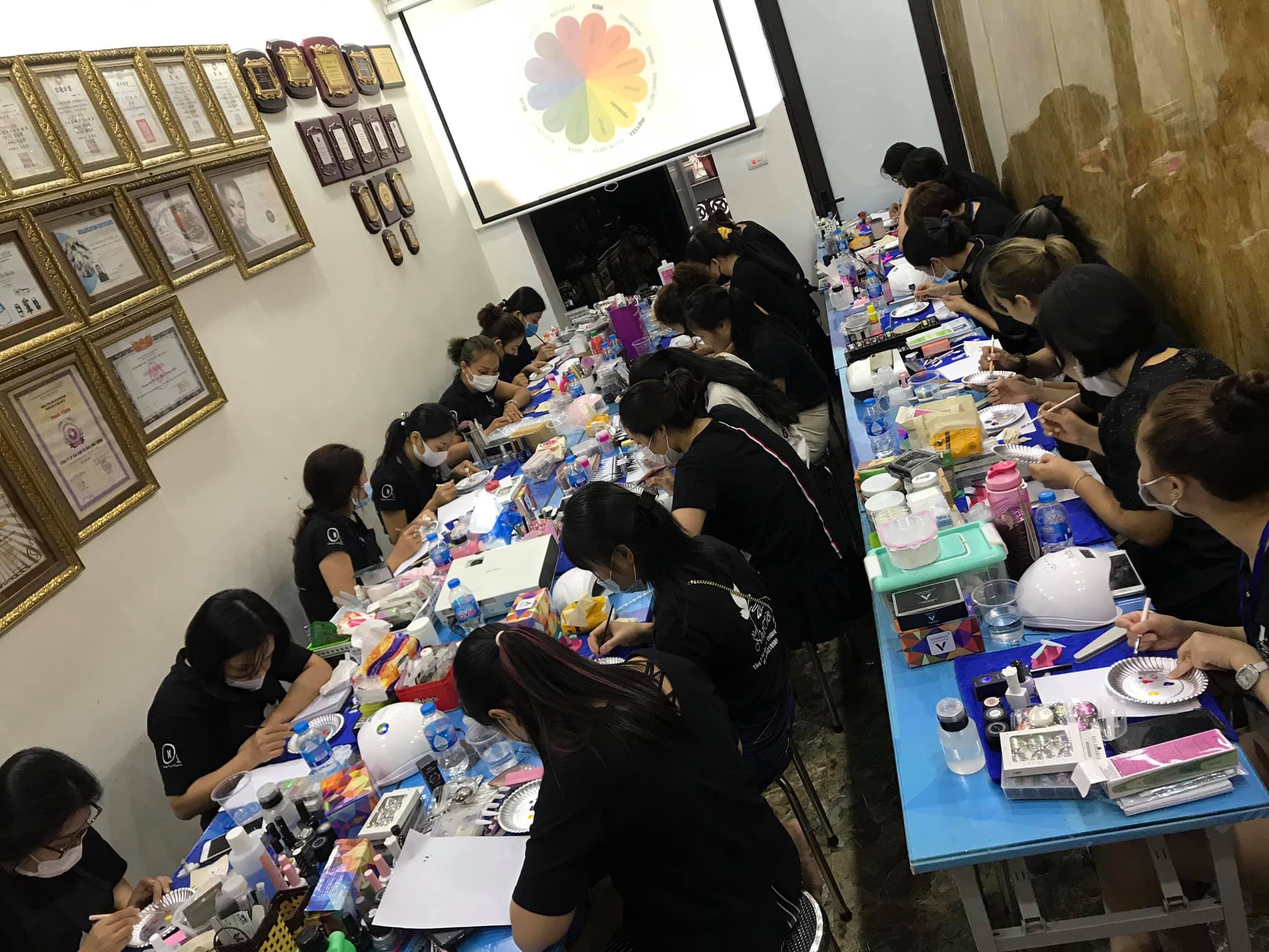 Lớp học Design loang cồn, đính đá ngày thứ 1 Lớp học Design loang cồn, đính đá ngày thứ 1