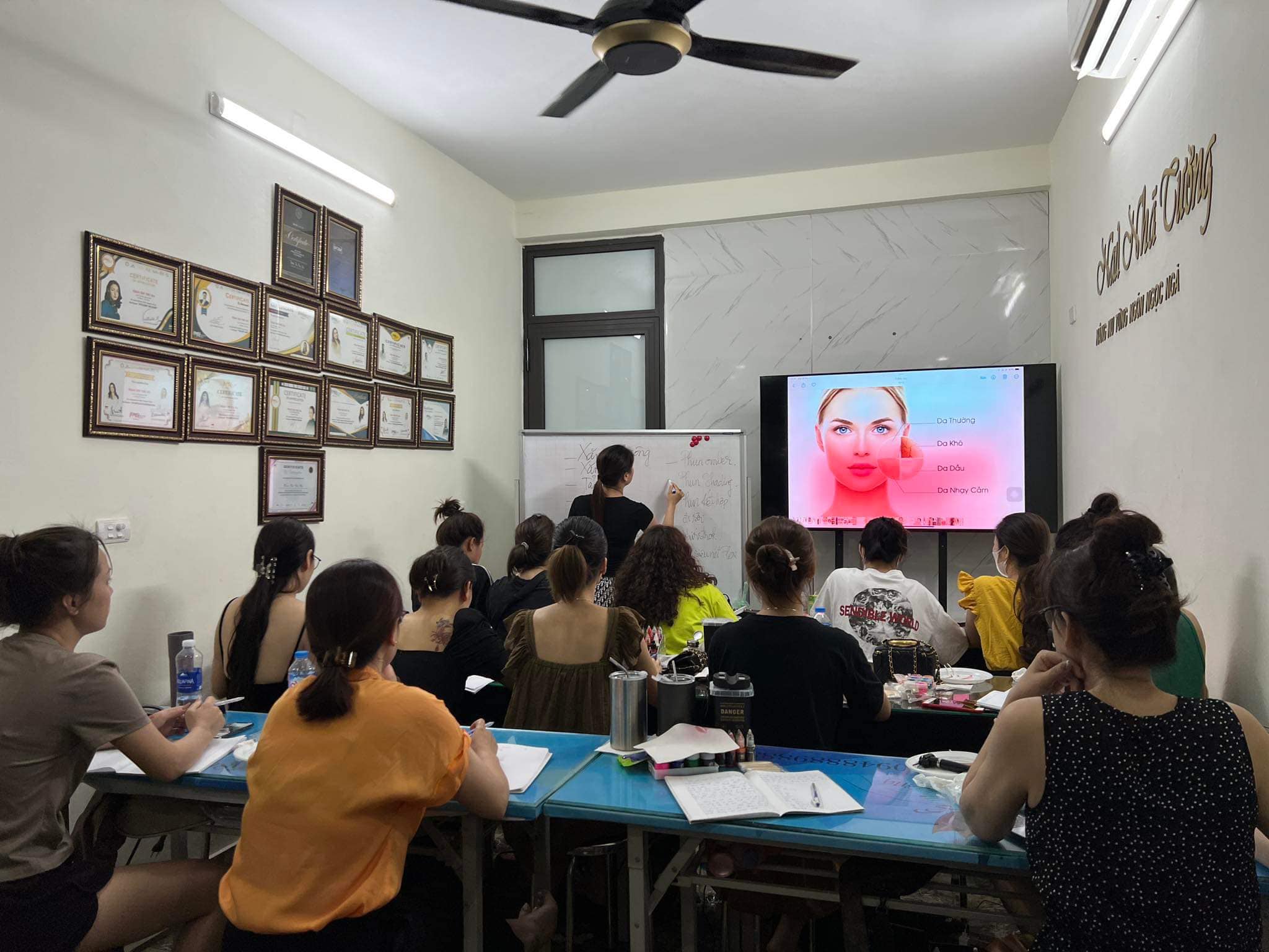 Tìm hiểu trung tâm dạy nail uy tín tại Hà Nội Tìm hiểu trung tâm dạy nail uy tín tại Hà Nội