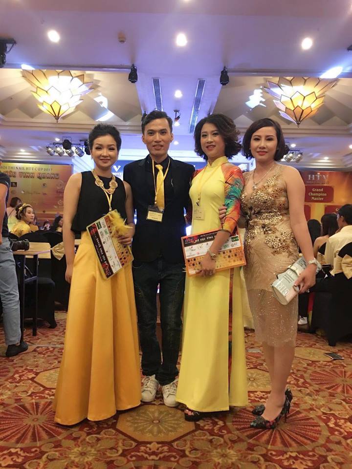 Giám khảo cuộc thi nail